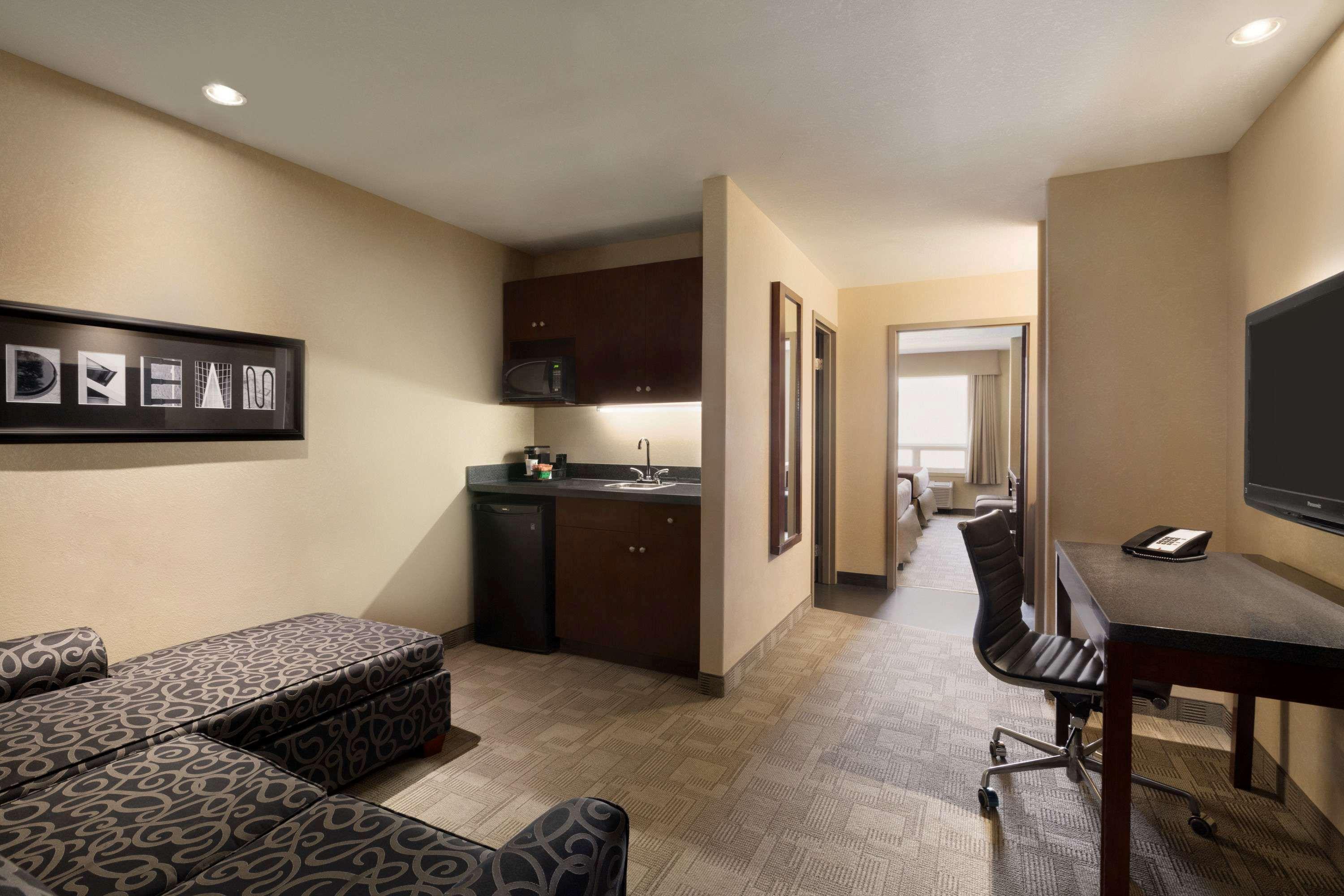 Days Inn By Wyndham Regina Airport West Luaran gambar