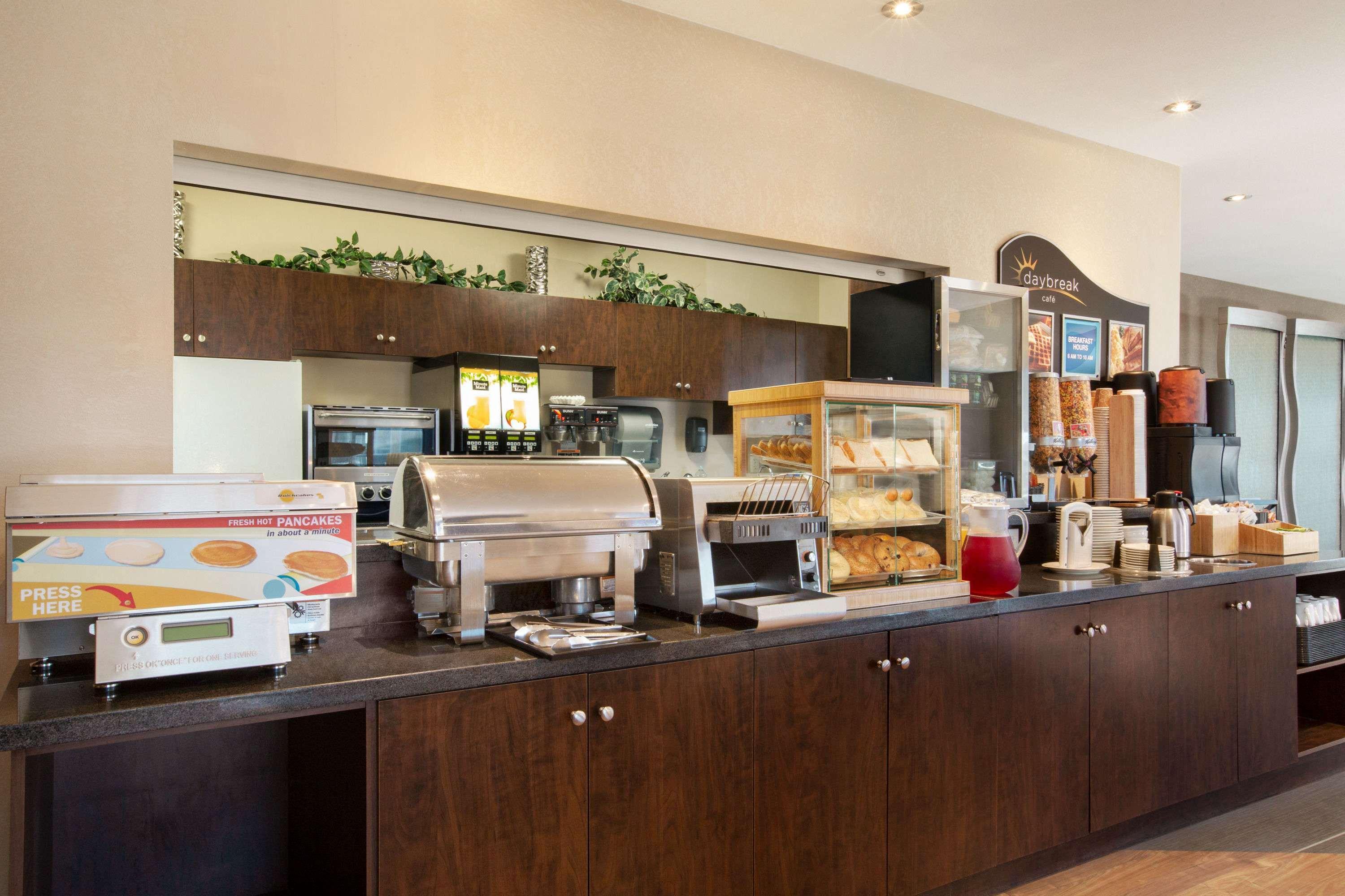 Days Inn By Wyndham Regina Airport West Luaran gambar
