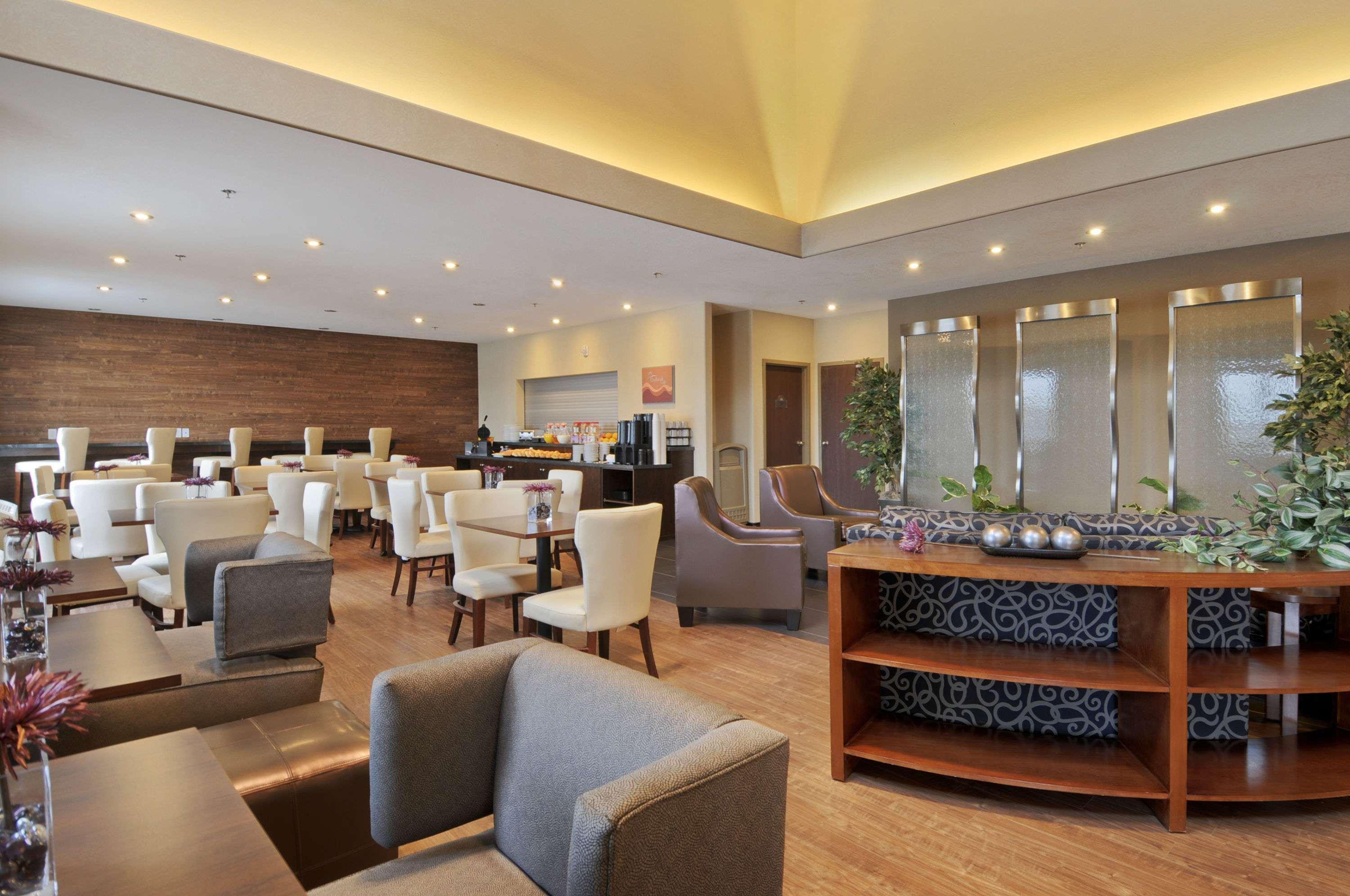 Days Inn By Wyndham Regina Airport West Restoran gambar