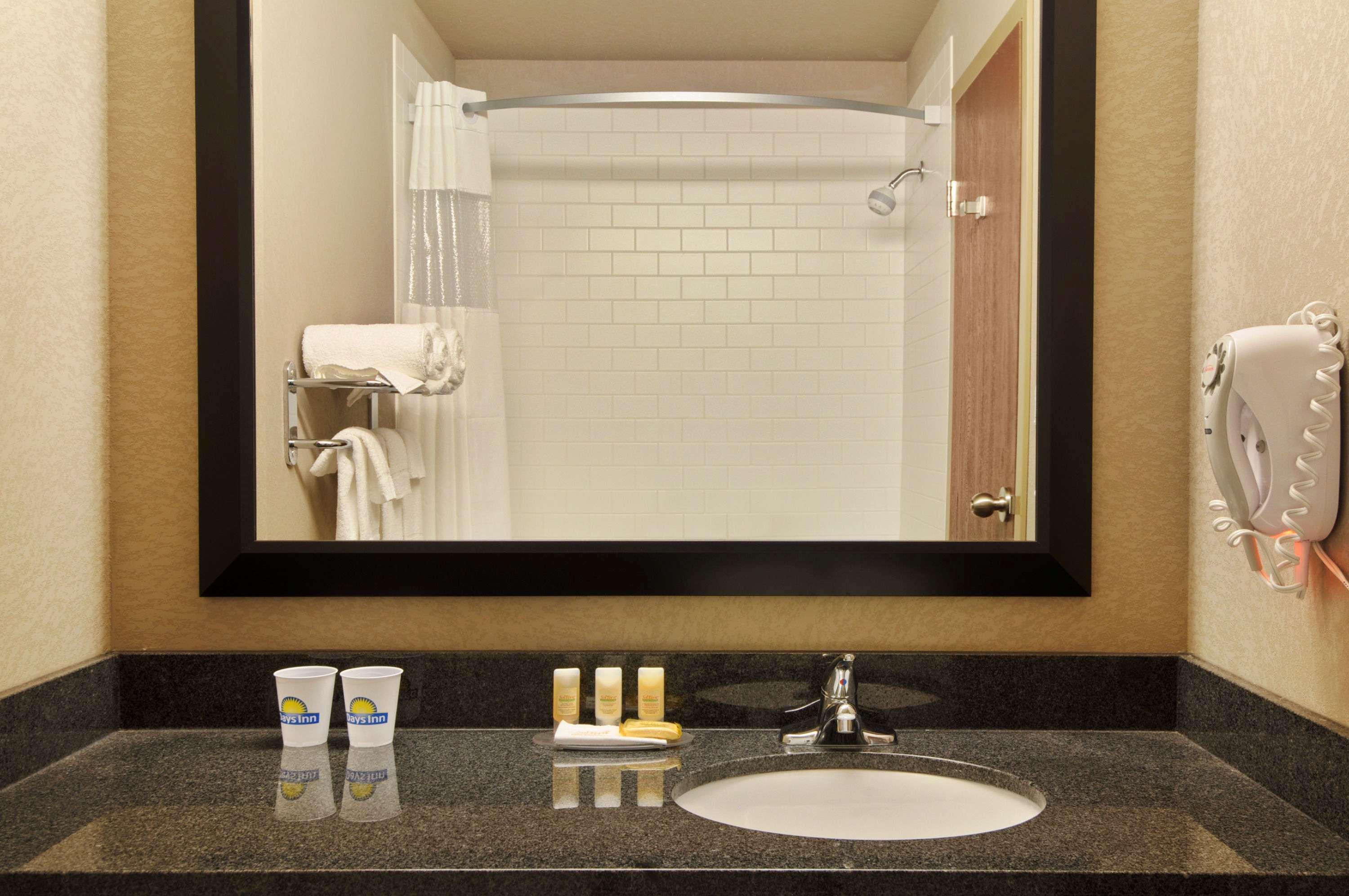 Days Inn By Wyndham Regina Airport West Luaran gambar