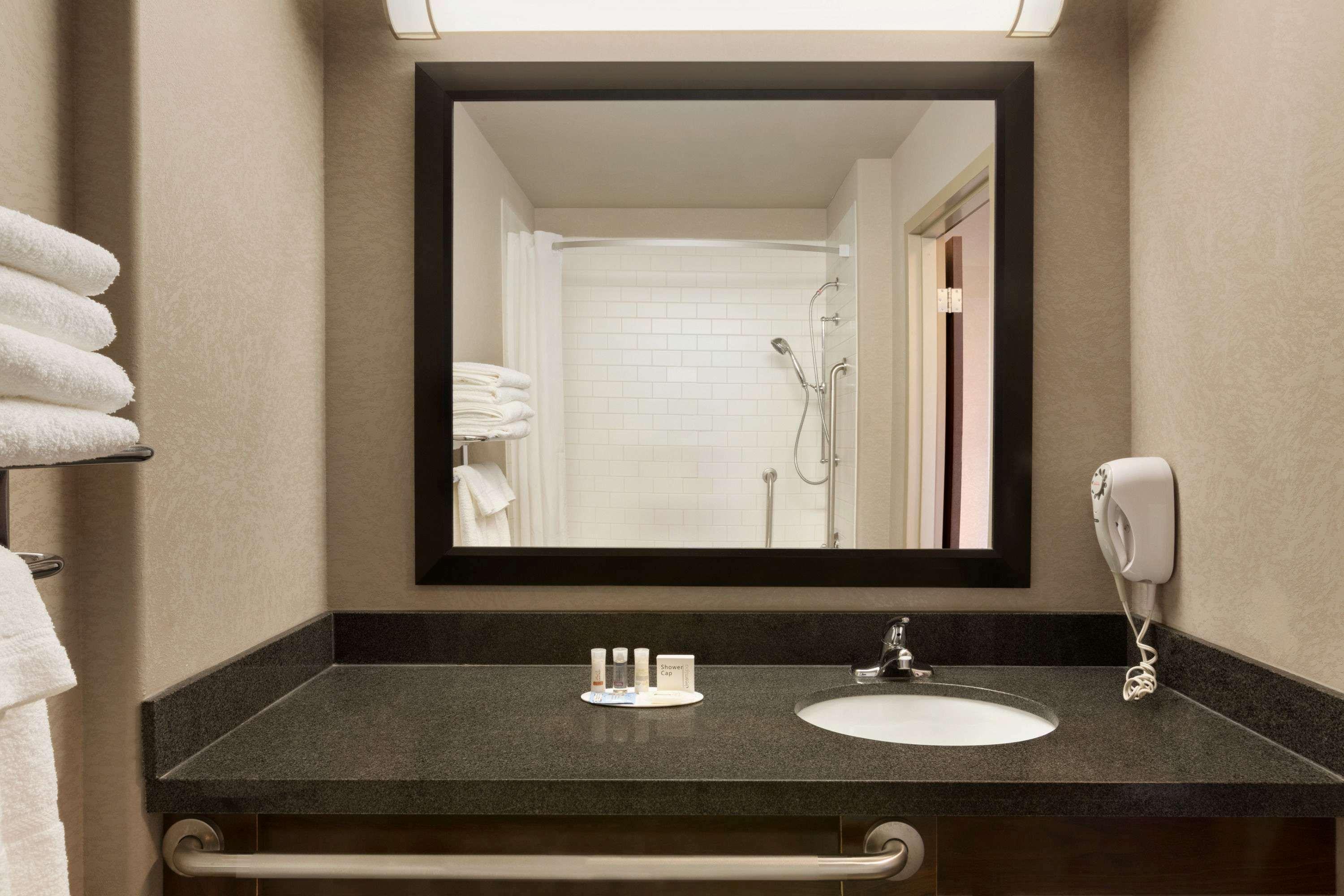Days Inn By Wyndham Regina Airport West Luaran gambar
