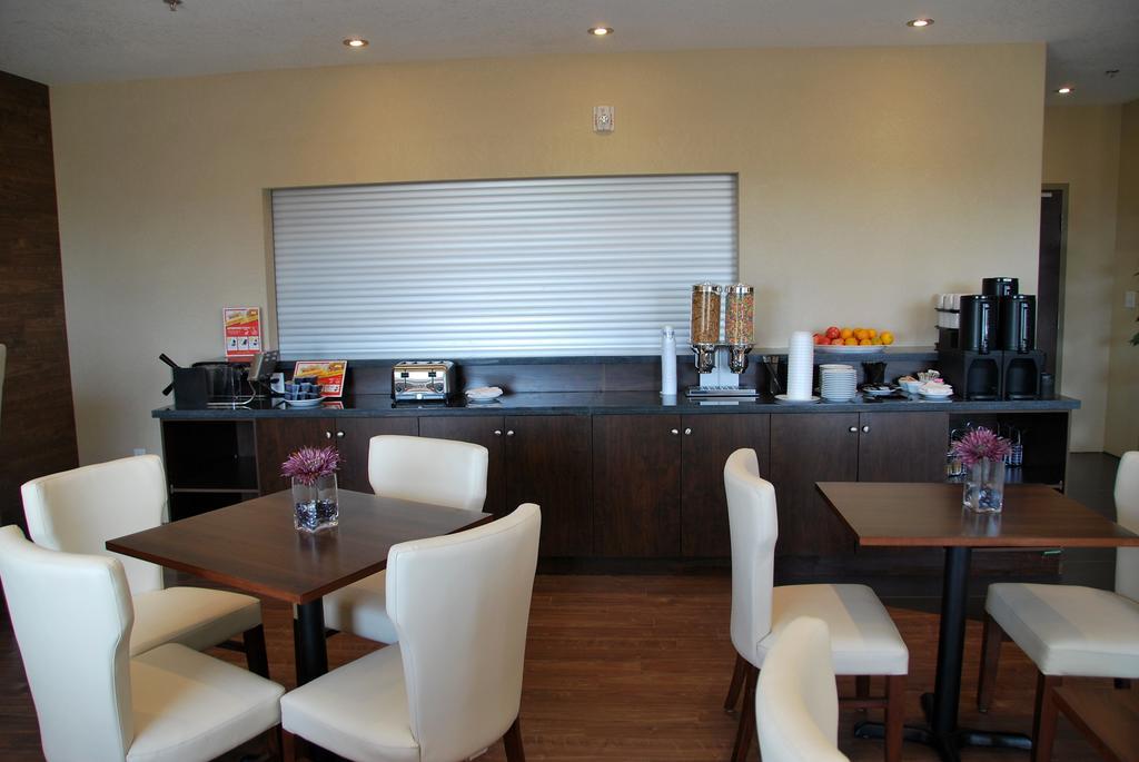 Days Inn By Wyndham Regina Airport West Luaran gambar